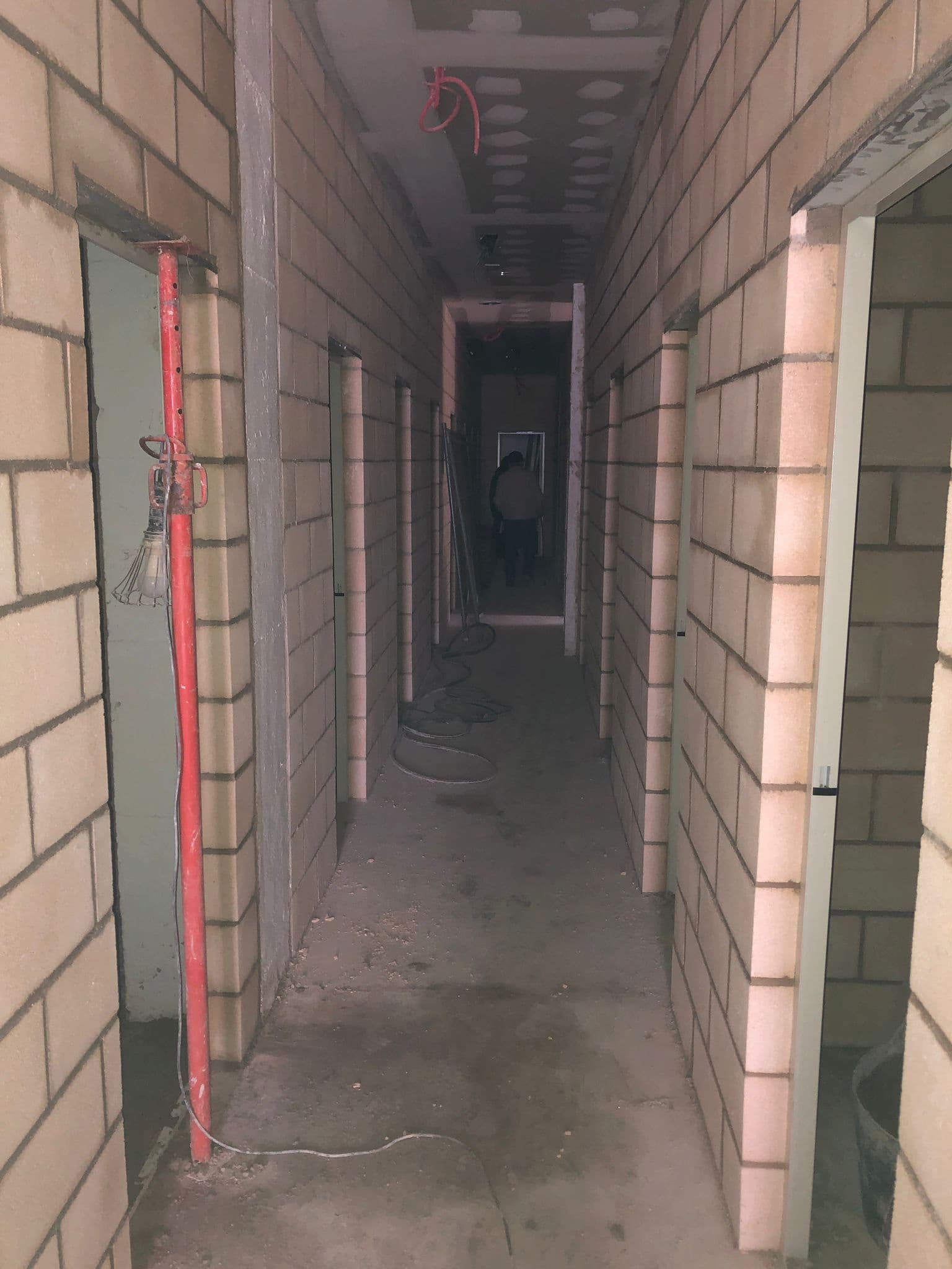 iturbil-obra-04-puertas.jpg — Corredor con puertas instalándose (mar. 2026)
